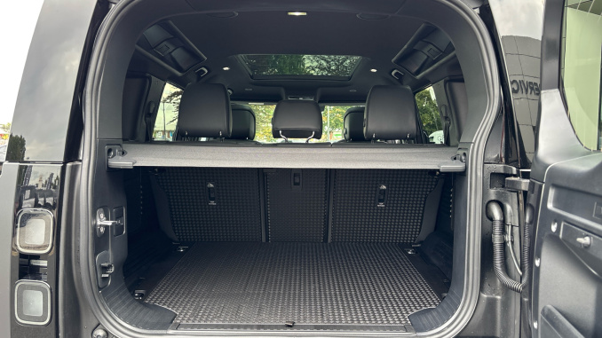 Land Rover Defender 3.0 D250 X-Dynamic HSE 110 5dr Auto Diesel Estate - Image 10